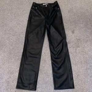 Skinnbyxor - Skinnbyxor från zara. Storlek 34 säljer pga för små!