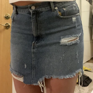 Jeanskjol - En alldeles perfekt midwaist jeanskjol till sommaren, som nästan är helt oanvänd.