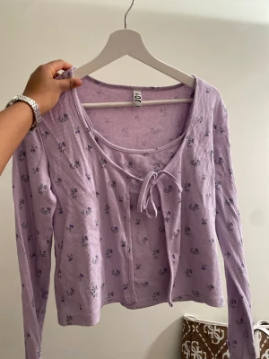 Sött och petit✨ - Sött och petit 🤍✨Jag säljer sättet tillsammans och man kan justera bandet🎀