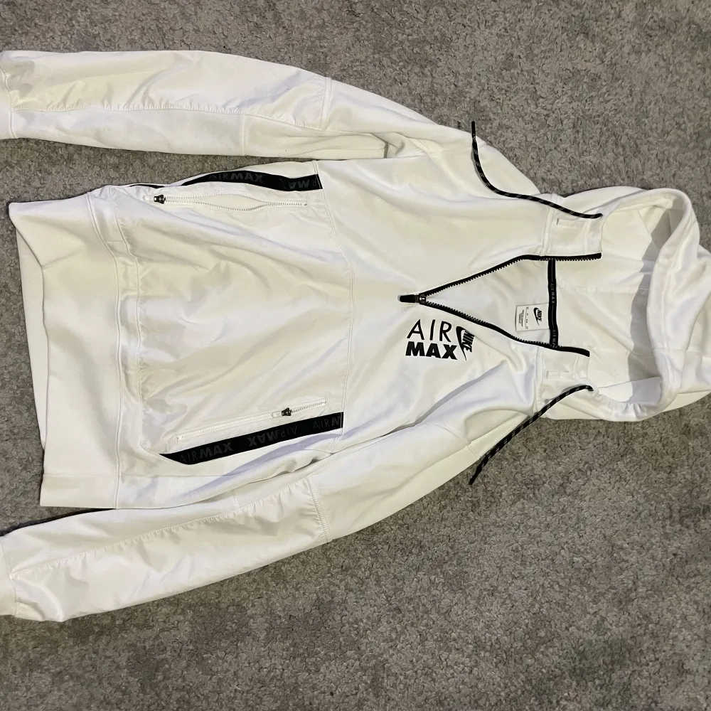 Nike air Max tröja använd 2 gånger nu pris 1200. Hoodies.