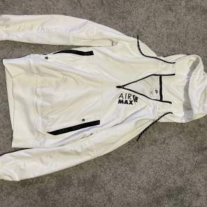 Nike air Max tröja använd 2 gånger nu pris 1200