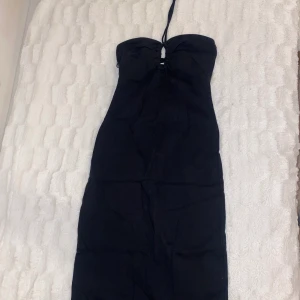 Svart klänning halter neck - Svart klänning med halter neck aldrig använd 🖤