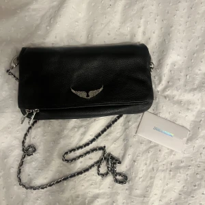 Zadig & Voltaire rock crossbody bag - Jag säljer min Zadig & Voltaire crossbody bag i skinn då den inte längre kommer till användning💕 den är i väldig bra skick, och inte använd många gånger! nypris 3265kr, och jag har kvar kvittot som ni får med!🌸