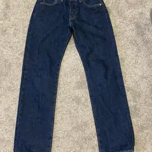 Helt nya jeans använda en gång  Ny pris 1200kr 