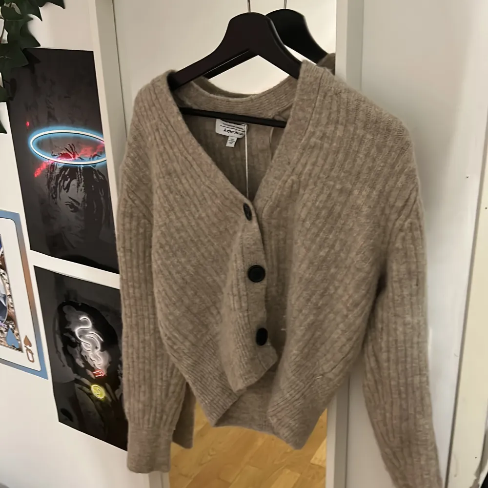 Superfin cardigan från Otherstories🤩-nypris 1050kr-köpare står för frakt- pris går att diskutera 💓. Stickat.