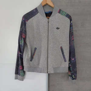 Adidas stl S  - Snygg lite tjockare adidas zip Passar xs-m Äkta klart