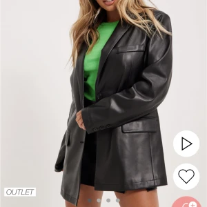 Skinn blazer  - Säljer denna supersnygga jacka, har aldrig kommit till användning. Slutsåld på hemsidan. Storlek 32, men passar xs/s/m, den är oversized.