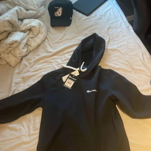 Champion hoddie  - Strlk Xs passar S också , helt ny har aldrig använd den , säljer den då jag inte passar i den, 
