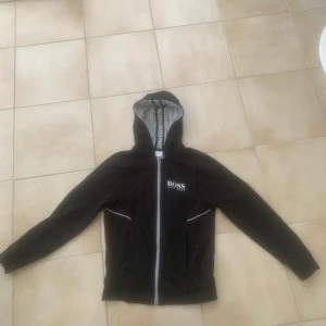 Hugo boss - säljer min hugo boss tröja för att den är för liten.