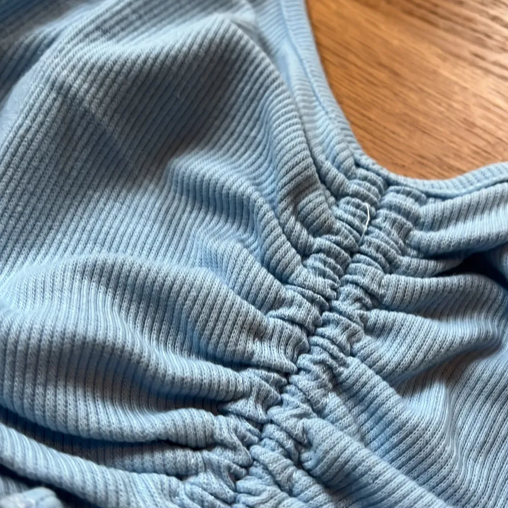 En blå kort tröja som Tyvär är förliten, har används några gånger för länge sen❤️. Toppar.