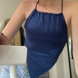 Blå topp - Jättefin blå topp, med knytning i ryggen. Bra skick! 