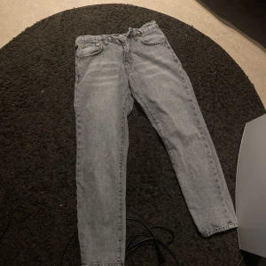 Jeans  - Tjena, säljer nu mina gråa jeans från nly man då jag vuxit ur dem. Det är bra skick! Storlek w28 l30   Använt i ett halvår men fortfarande bra skick. 