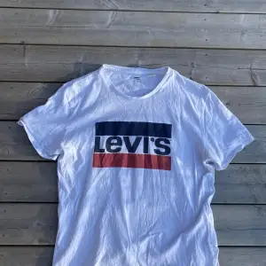 Vanlig Levi’s t-shirt i storlek L och bra skick. Säljer för att jag inte använder den längre, slå till.