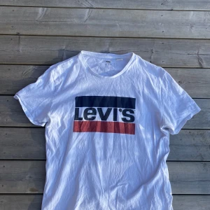 Levi’s T-shirt - Vanlig Levi’s t-shirt i storlek L och bra skick. Säljer för att jag inte använder den längre, slå till.