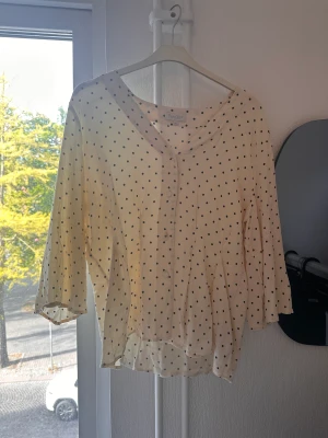 Prickig blus! - Fin prickig blus med trekvarts armar. 