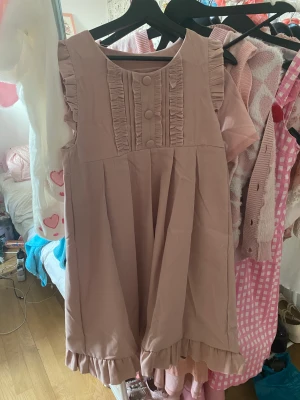 Kawaii klänning  - Jätte söt kawaii lolita klänning från pastellovesstore. OBS klänningen rekommenderas ej för folk med stor byst då passformen blir helt annorlunda. Aldrig använd, köpt för 400kr