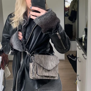 Zebra petit mara väska Becksöndergaard - Axelremsväska ”Zebra Petit Mara” från becksöndergaard. Nypris 1399kr. Fin kvalitet och toppenskick! Smidiga fack och reglerbart band. 