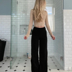 Svarta byxor - Svart liknande kostymbyxor jätte skönt material. Strl xs långa på mig som är 166cm. Skulle kunna passa M eftersom de är stretchiga