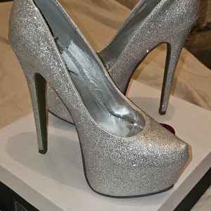 Fina glittriga högklackar - Fina glittriha högklackar, för festertill exempel