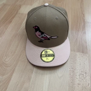 Fitted keps  - Fitted keps storlek 57.7cm eller 7 1/4 Inköpt förra sommaren, använd en del gånger. Men i bra skick   Fråga om det är nått