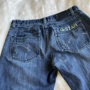 G-Star 3301  - Säljer dessa baggy G-Star jeans🫶 Sitter löst och fint på mig som är 169 och brukar ha strl 38. Som vanligt är de hela och rena❤️ Använd gärna köp nu och skriv gärna om frågor finns, priset kan diskuteras 🫶