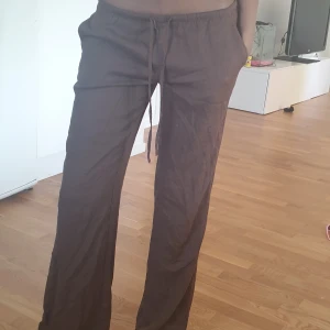 Lågmidjade linnebyxor  - Hej! Säljer dessa lågmidjade linnebyxor från h&m. Pris kan diskuteras! 