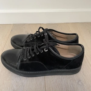 Helsvarta Lanvins - Säljer dessa feta helsvarta lanvins för bara 2400kr (nypris 4000)! Skick är 8/10 och allt ingår på bilderna. Storleken är 42 men passar bra för 44/45. Kom meddelande vid funderingar