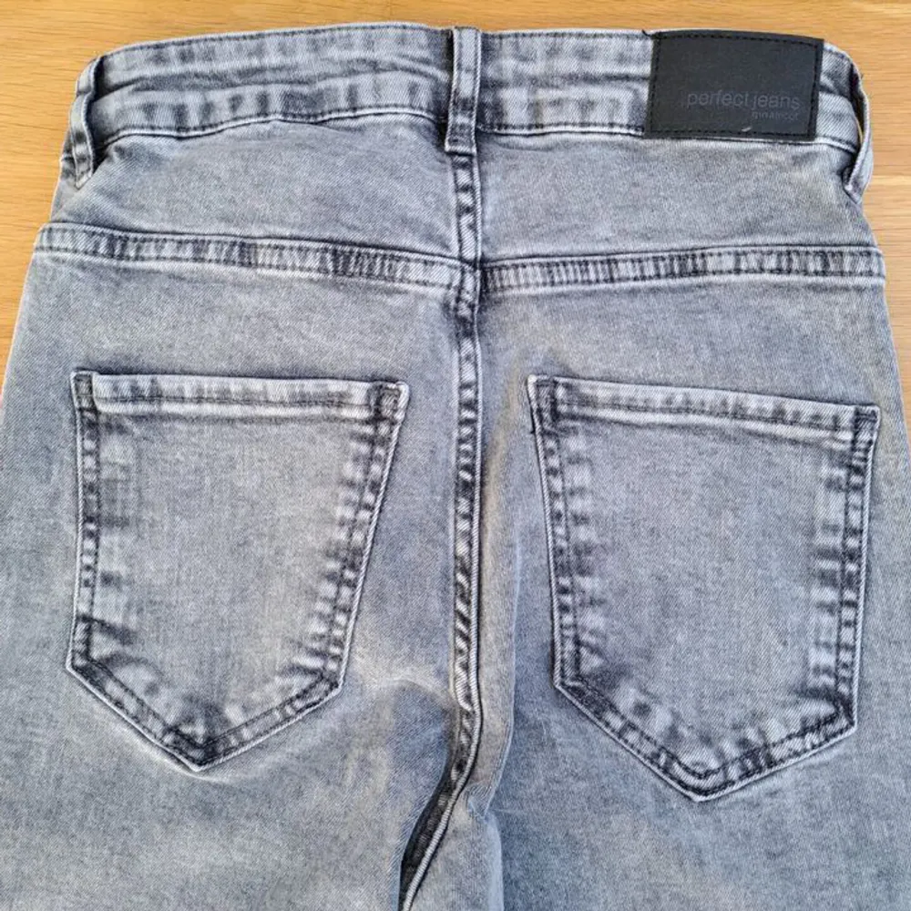 Säljer nya/oanvända MOLLY jeans från Gina Tricot i storlek S. Pris. 150kr + frakt. Betalning sker via SWISH och jag skickar enbart med posten. Referenser finns från mina tidigare köpare. Skicka PM vid intresse :). Jeans & Byxor.