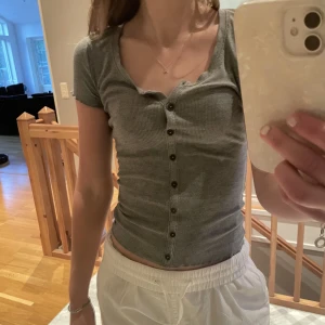 Söt tröja - Från hollister! Dom två översta knapparna går att knäppa/ha öppna. Dom andra är fasta.