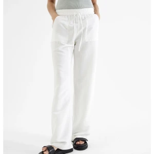 Linnebyxor  - Supersköna och snygga linnebyxor från Kappahl. Långa och går över skorna på mig som är 167cm. Perfekta nu till sommaren!❤️köpta för ordinariepris 499kr. Vid snabbt köp kan jag gå med på 200kr+frakt