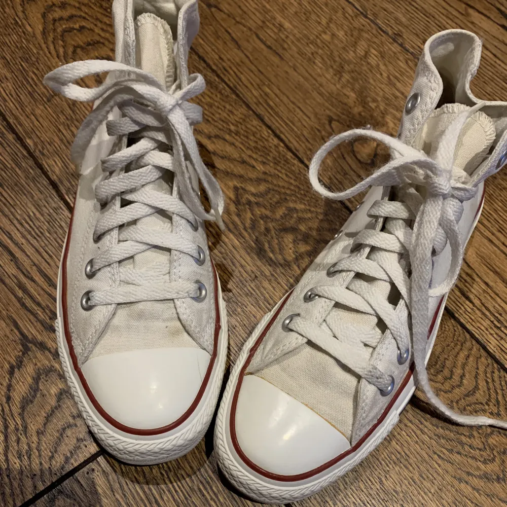 Säljer dessa vita hightops då de är för stora på mig! Skorna har lite defekter varav skosnöret kanske behöver tejpas lite, men annars fint skick och sparsamt använda! Kontakta gärna för frågor ❤️. Kengät.