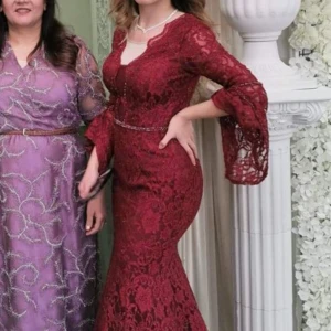 Festklänning / balklänning  - Jättefin klänning som har mermaid form  ( hourglas form ). Ordinarie pris : 3000 kr.  Säljer för : 1700 kr  Pris kan diskuteras!  Använt endast  1gång !