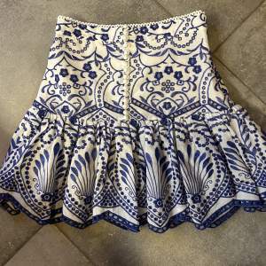 Säljer denna zara kjolen som är helt drömmig🩷 den är helt ny och  är onanvänd, inga defekter! Köptes för 400!💞💞har inga mer bilder än dessa! Är slutsåld från och till på hemsidan!🩷frakt tillkommer på 66-69 kr💞