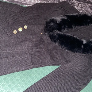 Chiara forthi kappa - Helt oanvänd, avtagbar päls (fakepäls) svårt att få en bra bild men säg till om ni vill ha bilder hur den sitter på.