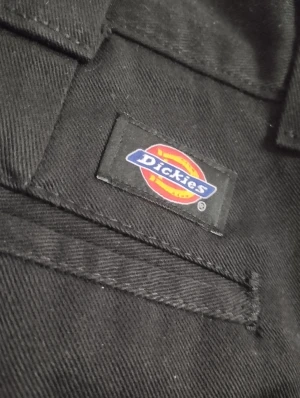 Dickies byxor  - Fina byxor i storlek 32-32 med bälte går bra, helt nya. Om du vill ha flera bilder eller du har frågor du kan skriva till mig 🤗💛