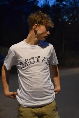 Decies tee - As skönt material och fet design i kombination med ett bra pris gör den här t-shirten till ett måste i din garderob 