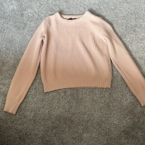Stickad tröja - Inte använd så mycket! Väldigt fin rosa/beige och perfekt till en kall sommar kväll.