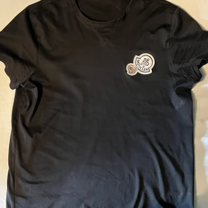 Moncler T-shirt svart - Skick 10/10 Nypris ≈ 3300kr på monclers hemsida 