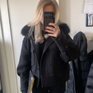 MEOTINE JACKA - Lägger nu ut min meotine jacka som är som ny! Vill se vad ja kan få för den men säljer runt 2000-2300kr frakt ingår! Kan tänka mig att byta mot en moncler cardigan! Nypris 2800kr