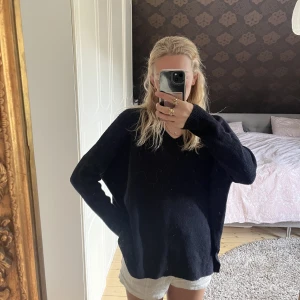 marin marinblå stickad tröja uniqlo  - marin stickad tröja från uniqlo i storlek za men sitter som s/m🥰😆