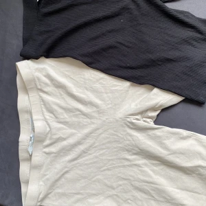 Korta tights  - I väldigt fint skick knappt använda. Storlek L.  Skickas mot fraktkostnad 😊