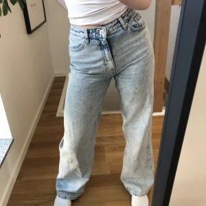 Vida jeans  - Här säljer jag ett par ljusblåa vida jeans från monki. Säljer då jag inte använder längre och för att de är lite för stora för mig. Bra och fint skick då jag inte använt de så många gånger.