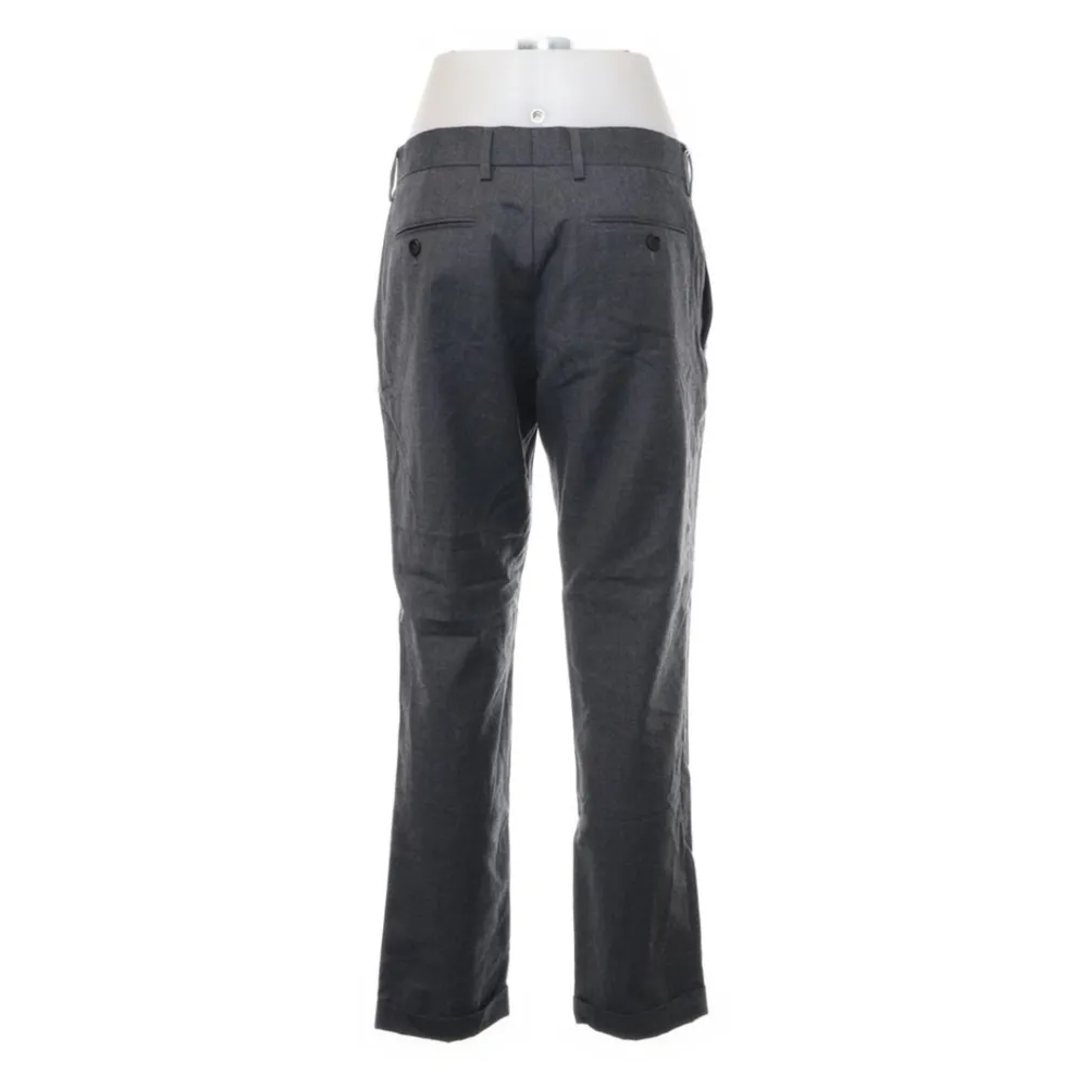 Low waisted gråa kostymbyxor från Bläck (mq) i strlk 46, dem är små i storlek passar någon mellan xs o s. Jeans & Byxor.