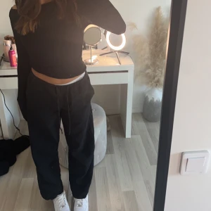 Linnebyxor  - Lågmidjade svarta linnebyxor