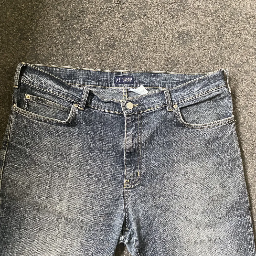 Riktigt snygga Armani jeans. Slitage i benen och hål i grenen men annars bra skick.. Jeans & Byxor.