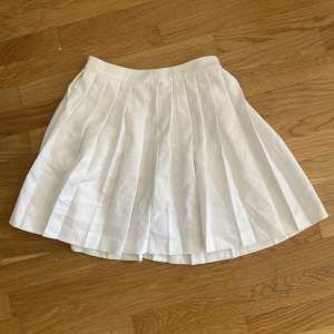 Vit kjol från NA-KD storlek 34. Använts 1 gång, i väldigt bra skick.