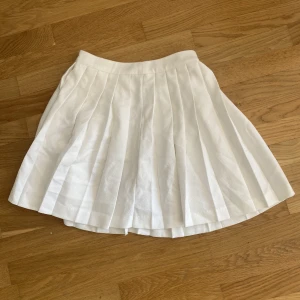 Vit kjol  - Vit kjol från NA-KD storlek 34. Använts 1 gång, i väldigt bra skick.