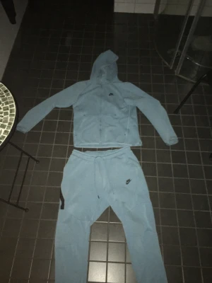 Nike tech  - Hej säljer nu min babyblue old session Nike tech . Säljer den för har växt ur mig . Köpt för 2300 säljer för 1300 . Vid snabb äfär 1100 med frakt !! Hör av er 