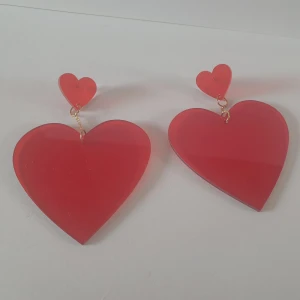 Hjärt örhängen - Säljer ett par örhängen i form av ett hjärta, vet ej vart de kommer ifrån😊