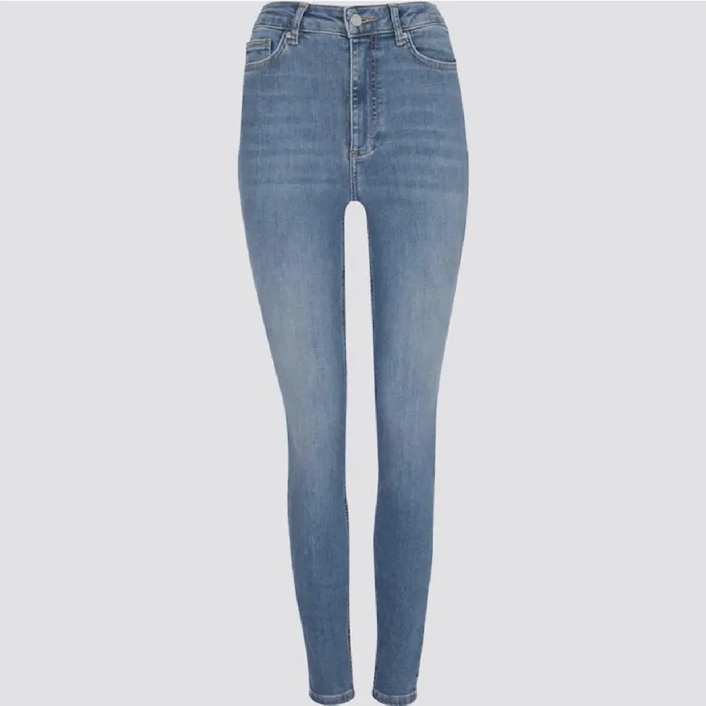 High Waist Hannah jeans i storlek 27. Dom har tyvärr en liten fläck vid vänster ben längst ner, kanske går bort i tvätten. Jeans & Byxor.